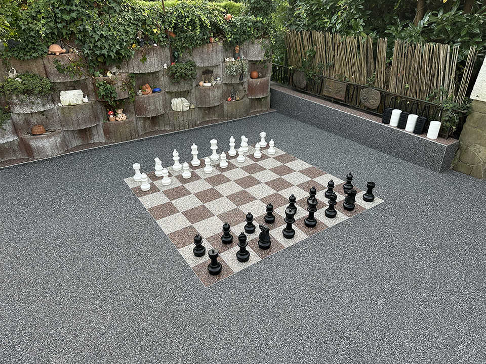 Terrasse mit Schachspiel aus Steinteppich saniert